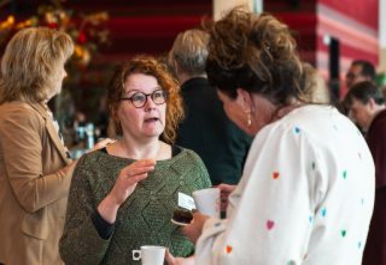 Ontmoeting tussen twee werelden: samen bouwen aan sterke verbindingen tussen formele en informele zorg